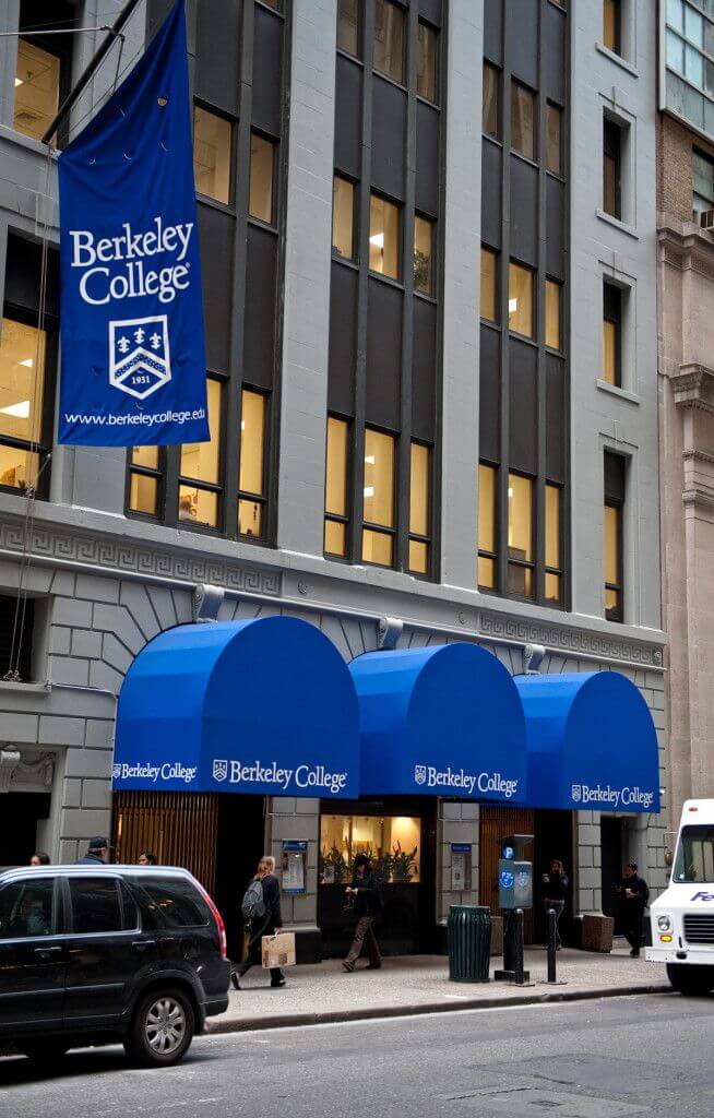 College studier - Berkeley Midtown Outside